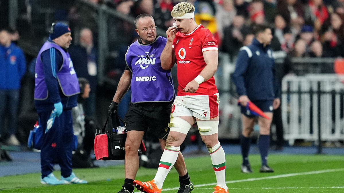 Aaron Wainwright leaves the field due to injury during France v Wales match in 2025 Six Nations