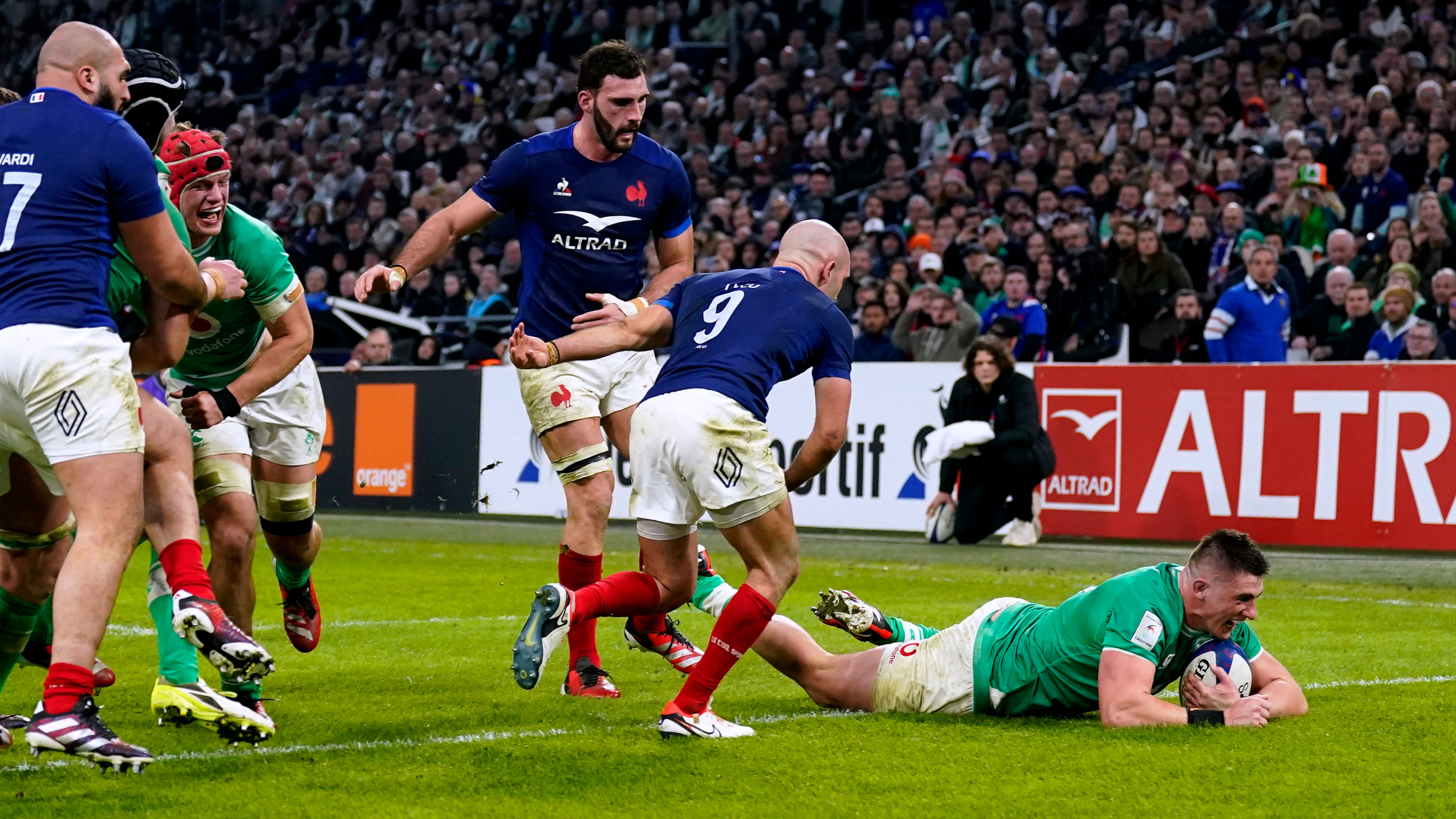 Dan Sheehan scored a try for Ireland against France in the 2024 Six Nations