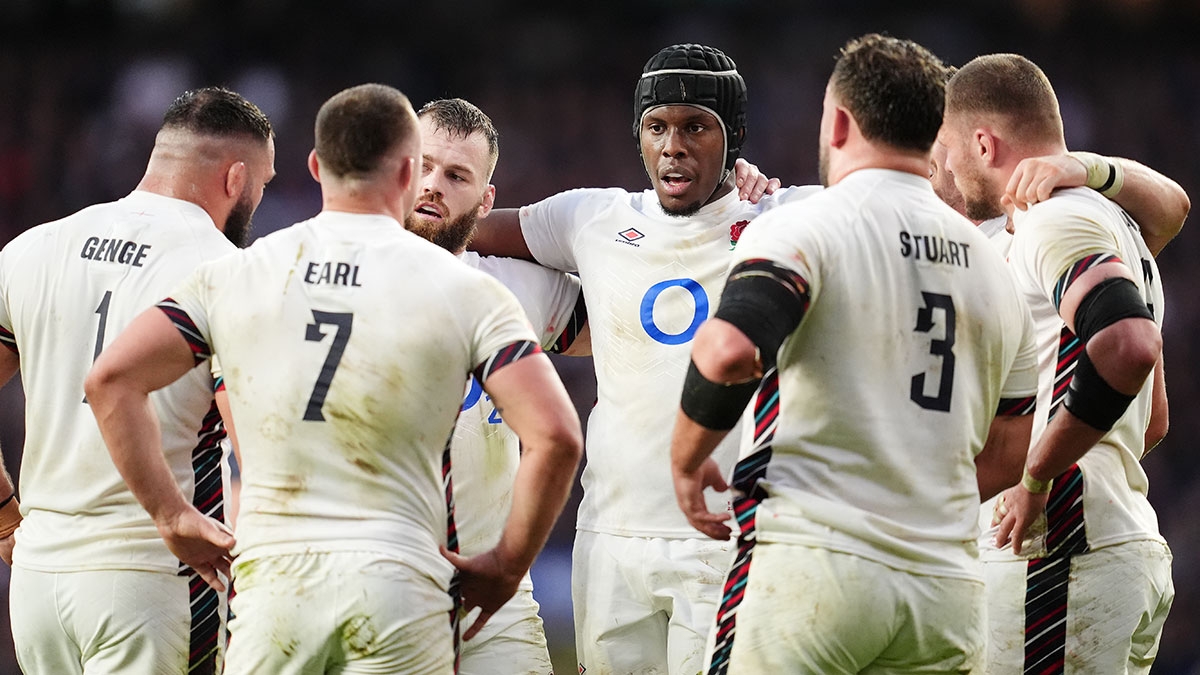 Maro Itoje speaks to players in England v Scotland match during 2025 Six Nations 