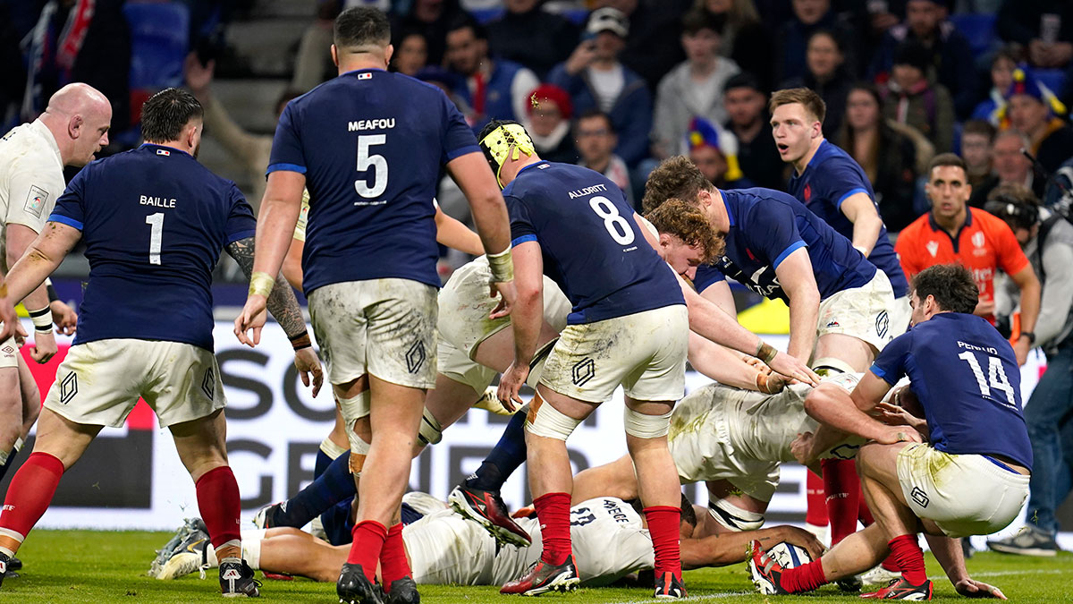 Ollie Lawrence scores a try for England against France during 2024 Six Nations