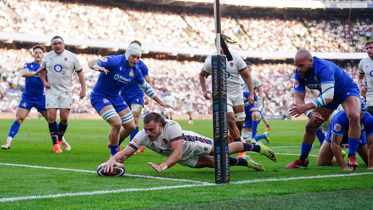 Ollie Sleightholme scores a try for England v Italy during 2025 Six Nations