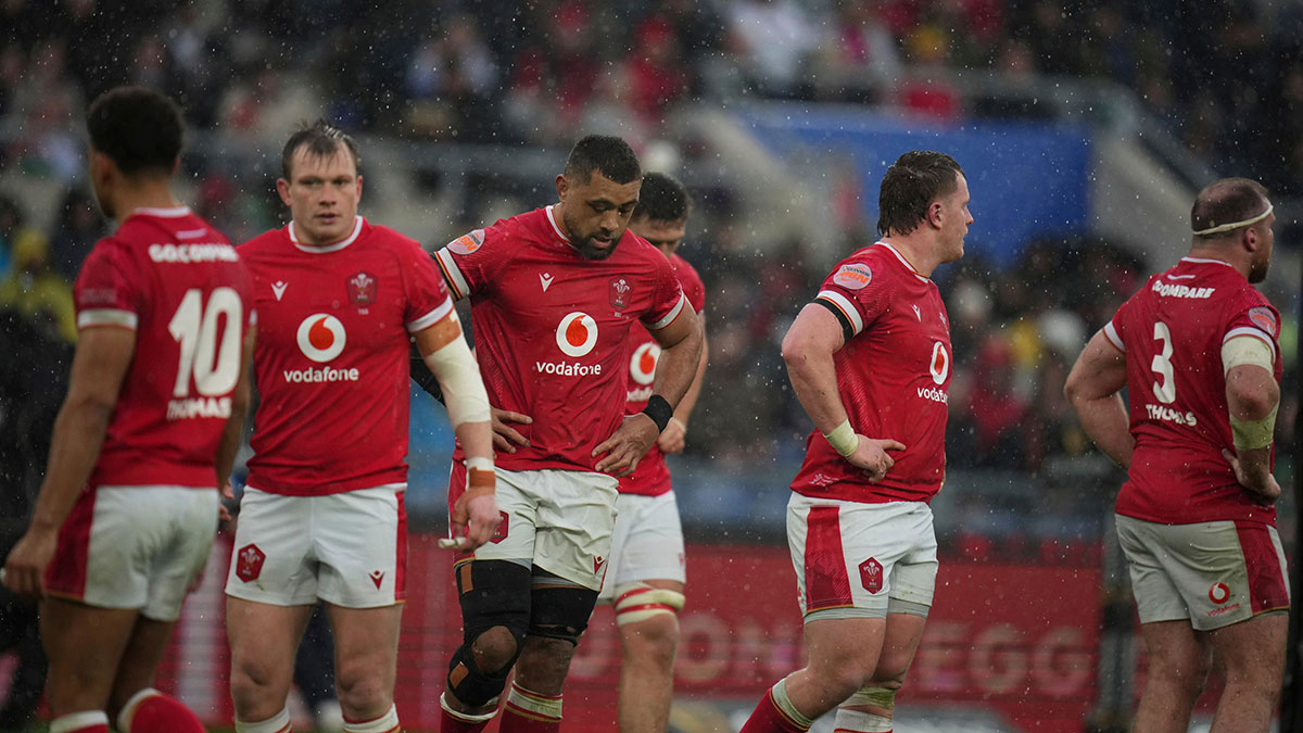 Wales players look dejected during match against Italy in 2025 Six Nations